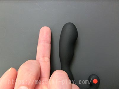 アネロスヒリックスシンvと男性中指とのサイズ比較写真