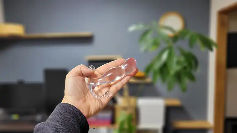 ブログ運営者の手とアネロスプロガスムの大きさ比較写真