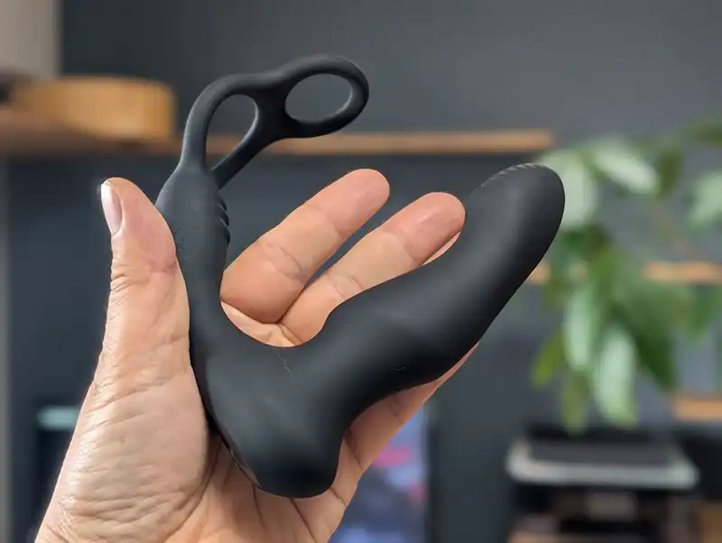 NEXUS SIMUL８（ネクサス サイマル８）ウェイブエディションを手に持つ筆者の写真2