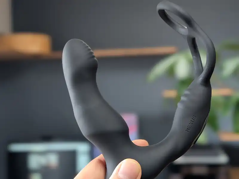 NEXUS SIMUL８（ネクサス サイマル８）ウェイブエディションを手に持つ筆者の写真1