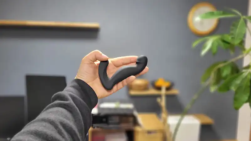 完全防水 _遠隔絶頂メスイキバックバイブ9 ヘッドシェイクを手に持つ筆者の写真