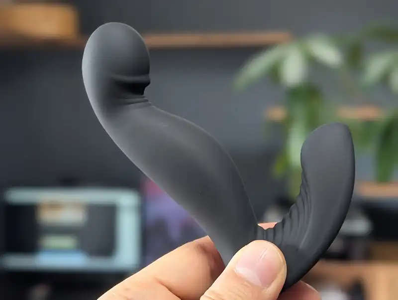 完全防水 _遠隔絶頂メスイキバックバイブ9 ヘッドシェイクを手に持つ筆者の写真2