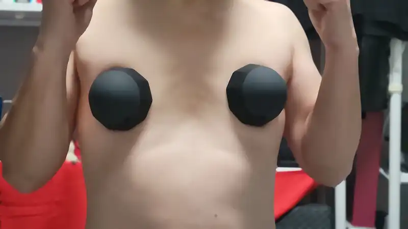 乳首メスイキしている筆者の写真