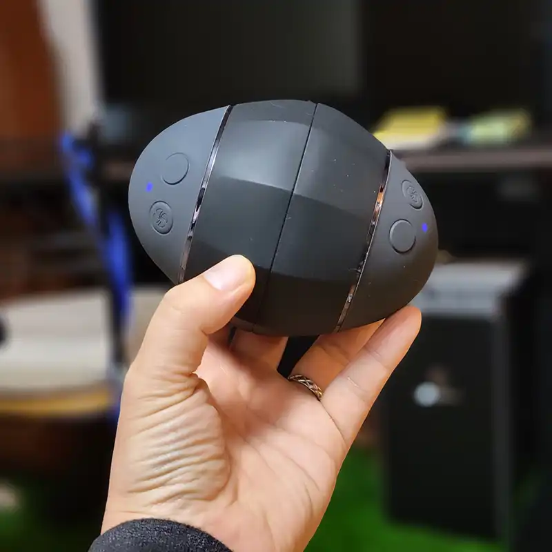 男性用乳首刺激マシンUFOモバイルMENをブログ運営者が手にしている写真